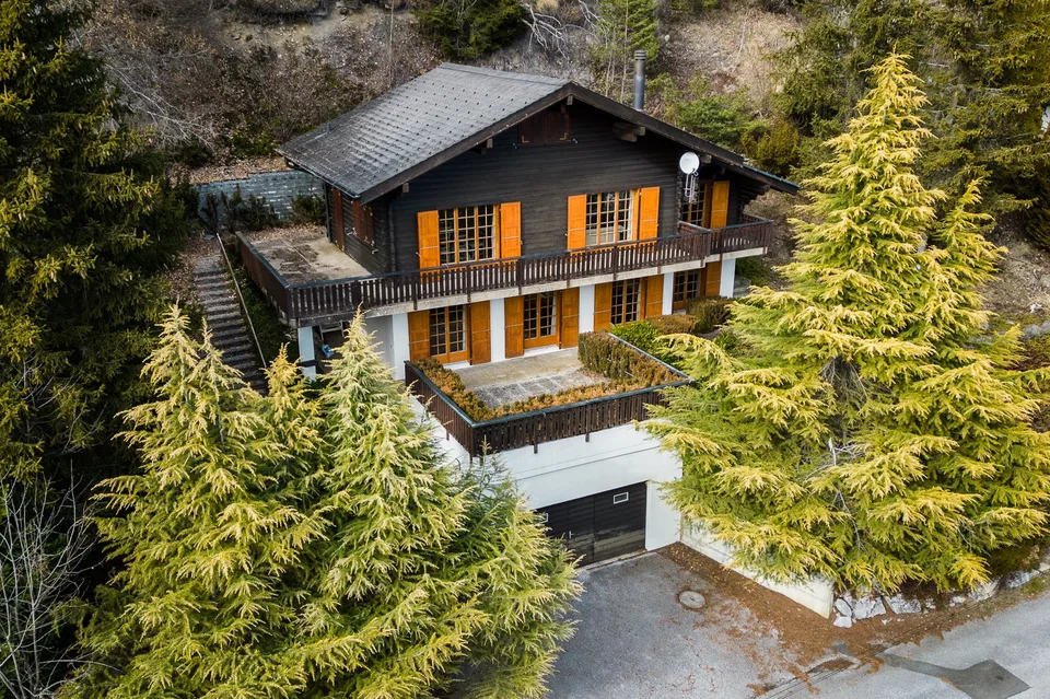 Charming Alpine Chalet with Stunning Mountain Views