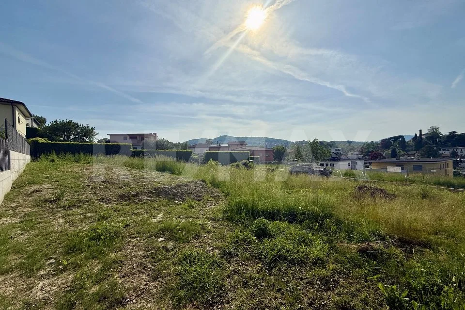 Terreno edificabile con licenza approvata per due villette monofamiliari