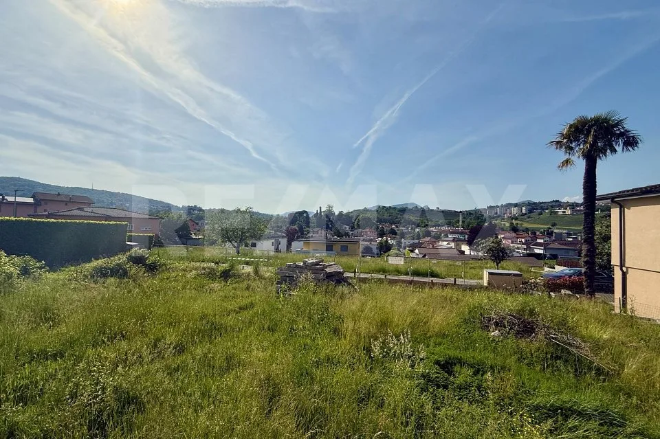 Terreno edificabile con licenza approvata per due villette monofamiliari