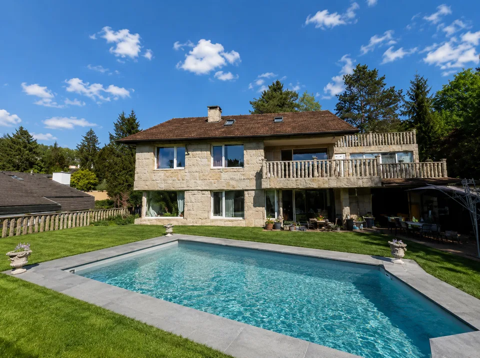 Charmantes 7-Zimmer-Einfamilienhaus mit Pool in Füllinsdorf