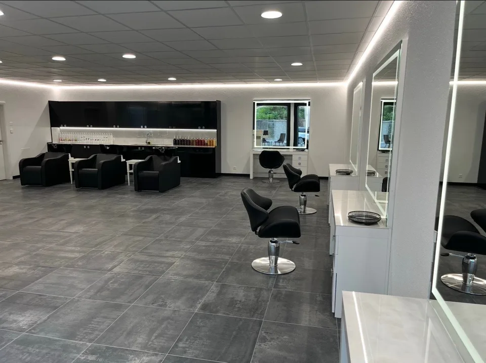 Salon de coiffure haut de gamme entièrement neuf