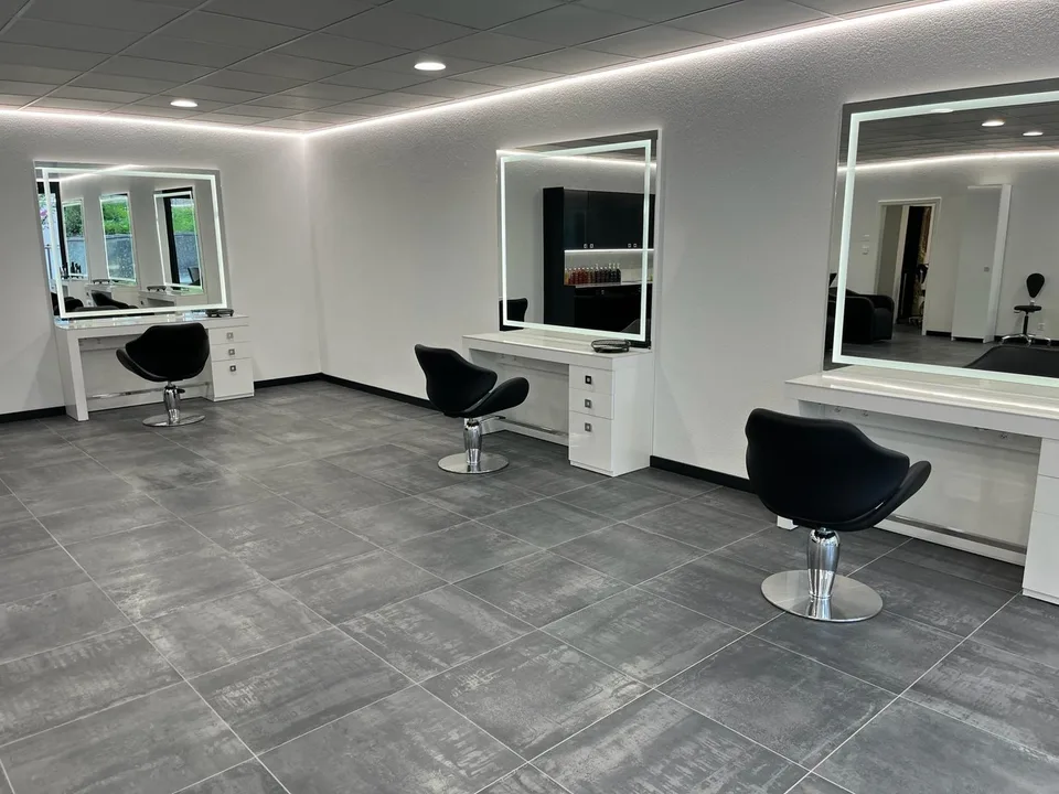 Salon für hochwertige Frisuren, komplett neu