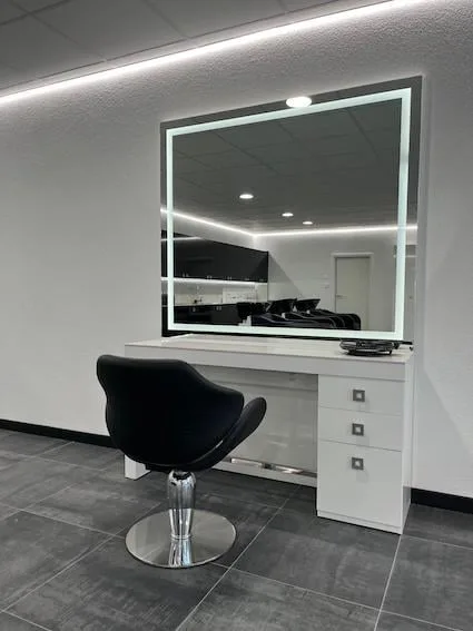 Salon für hochwertige Frisuren, komplett neu