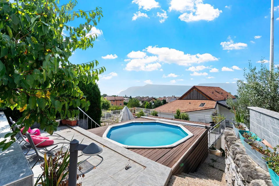 Außergewöhnliches Haus mit Pool, Terrasse, Garten und Außenküche