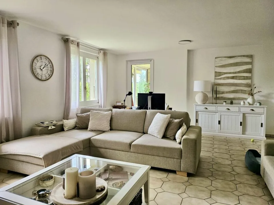 Villa individuale luminosa con ampi spazi e studio indipendente