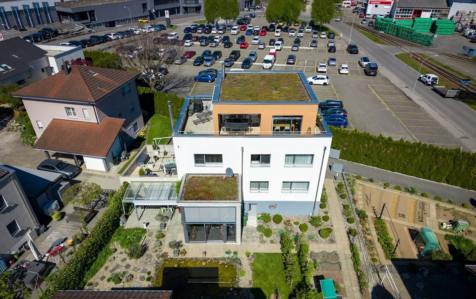 Casa unifamiliare esclusiva con un appartamento in una posizione centrale a Sursee