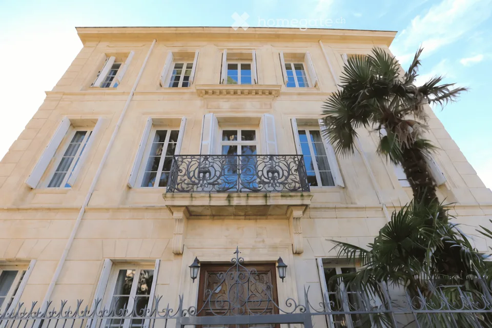Maison historique à Mirepeisset – Élégance et caractère au cœur du village