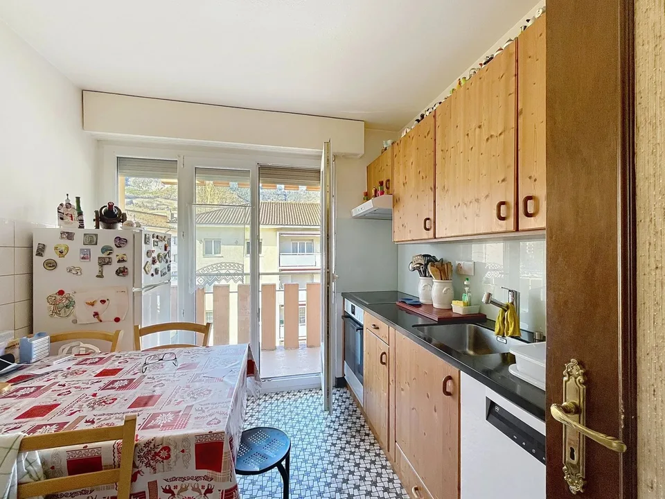 Spacieux 4 pièces de 110 m² avec balcon et fort potentiel à Sierre