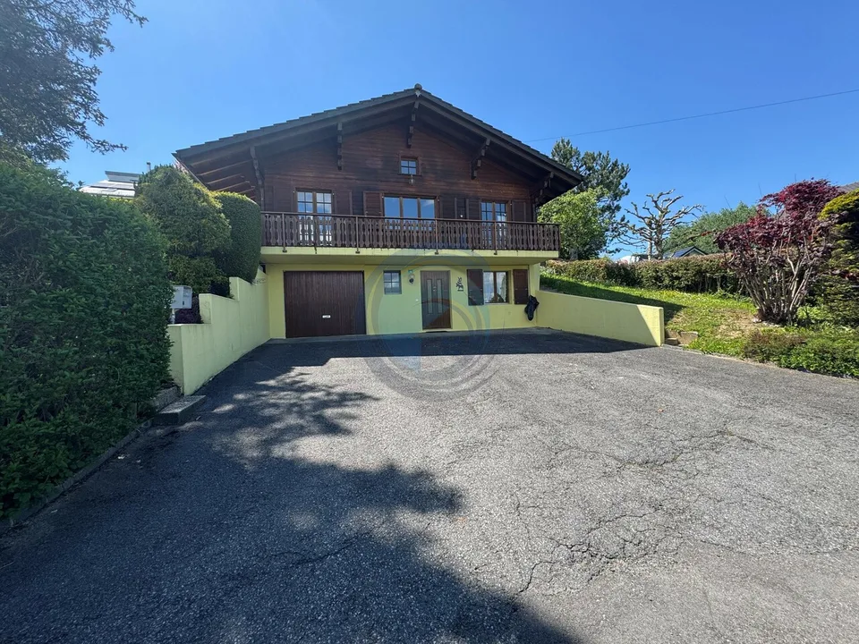 CHARMANTE VILLA TYPE CHALET DE 3,5 PCES AVEC VUE SUR LES APLES