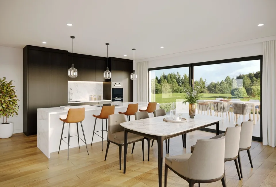 Neue Villa nach Plan in einem grünen Raum