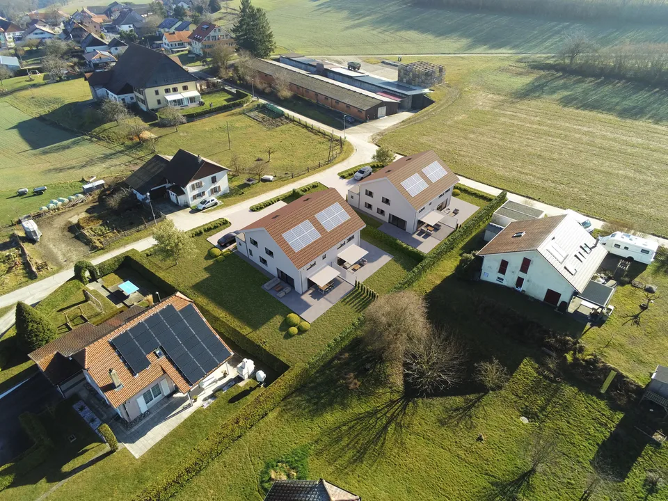 Villa neuve sur plan dans un espace verdoyant