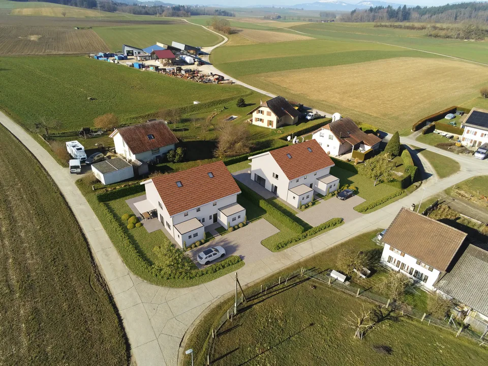 Neue Villa nach Plan in einem grünen Raum
