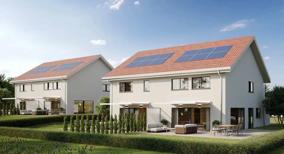 Neue Villa nach Plan in einem grünen Raum
