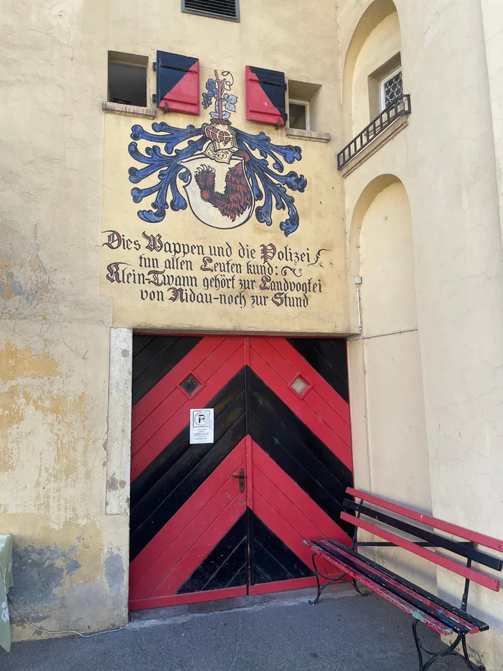 Wohn- und Restaurantgebäude in Twann zu verkaufen
