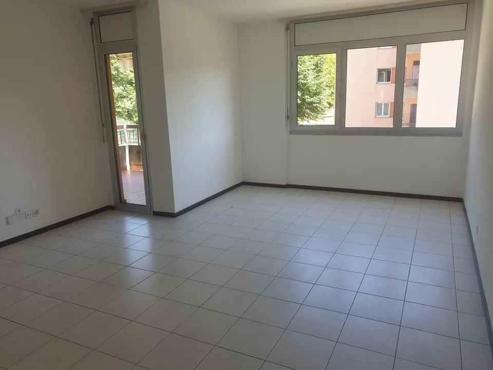 Appartamento di 3.5 locali con balcone e piscina esterna a Morbio Inferiore