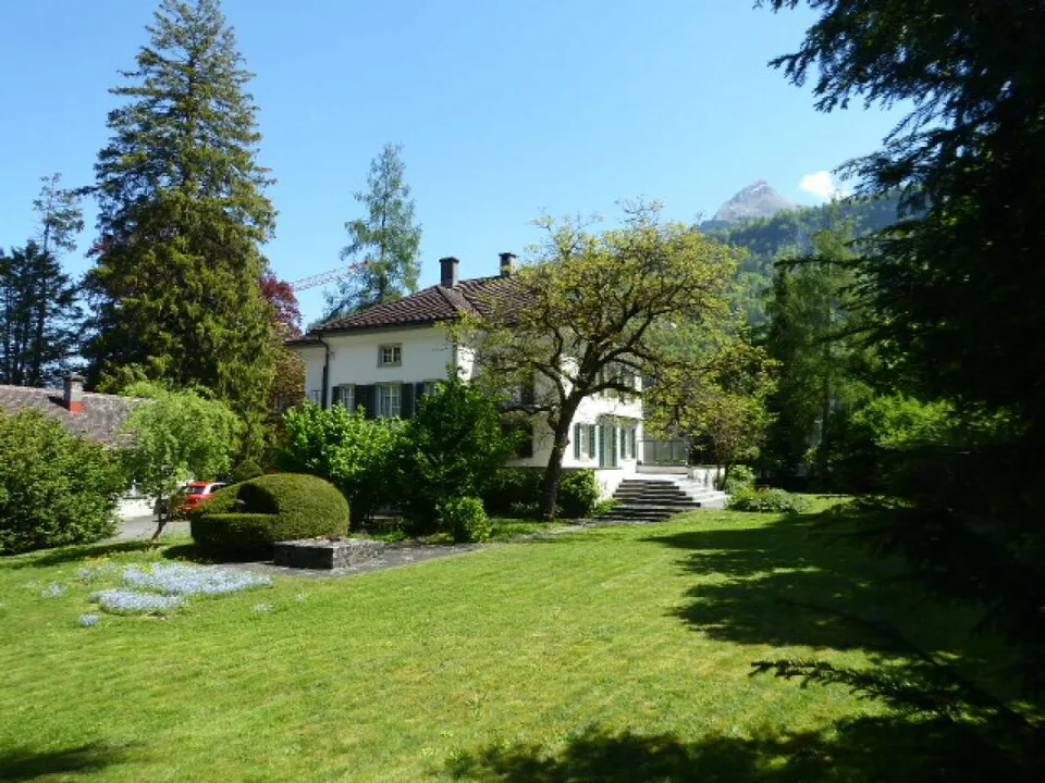 Herrschaftliche 9-Zimmer-Villa mit Parkanlage