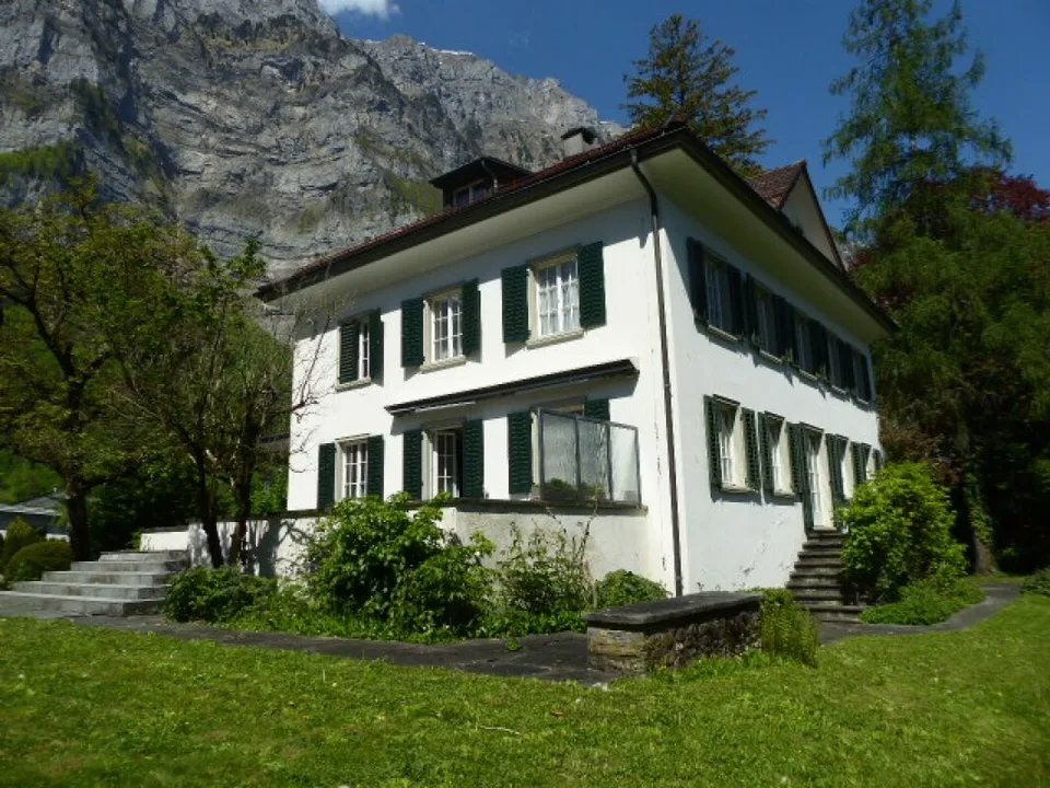 Herrschaftliche 9-Zimmer-Villa mit Parkanlage