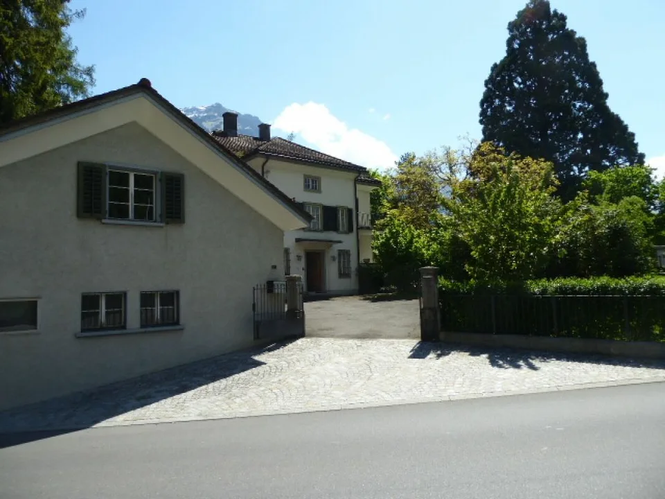 Herrschaftliche 9-Zimmer-Villa mit Parkanlage