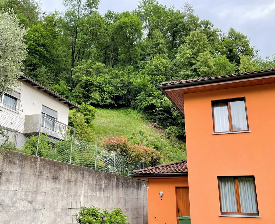 Terrain constructible dans un quartier résidentiel – photo 7 sur 12