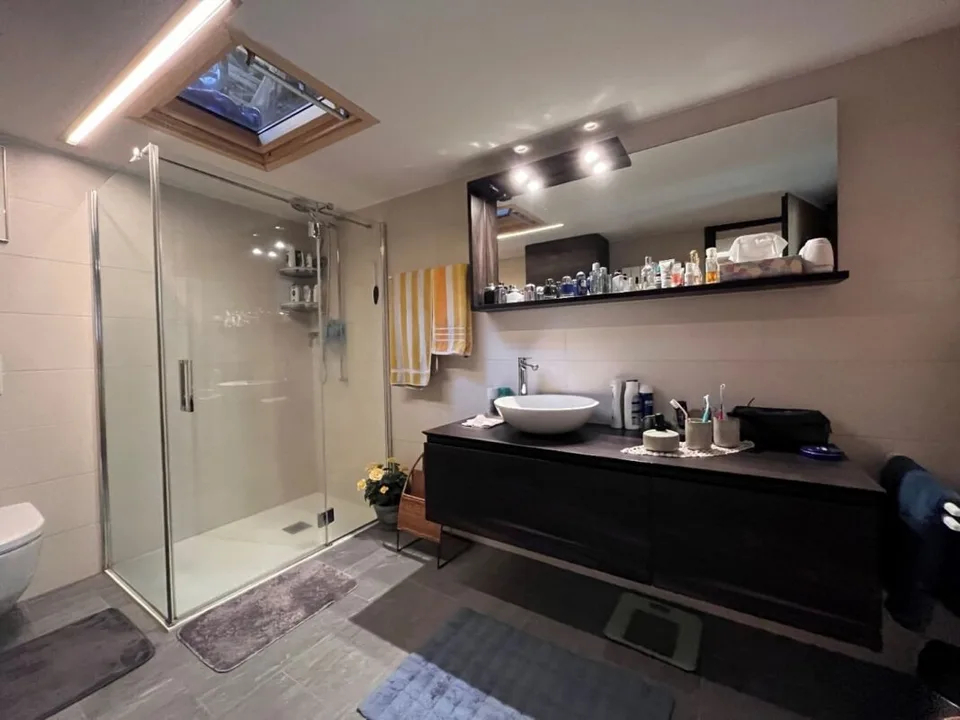 Renovierte 3 ½ Zimmer Wohnung, im historischer Kern, mit Bauland, mit Pergola