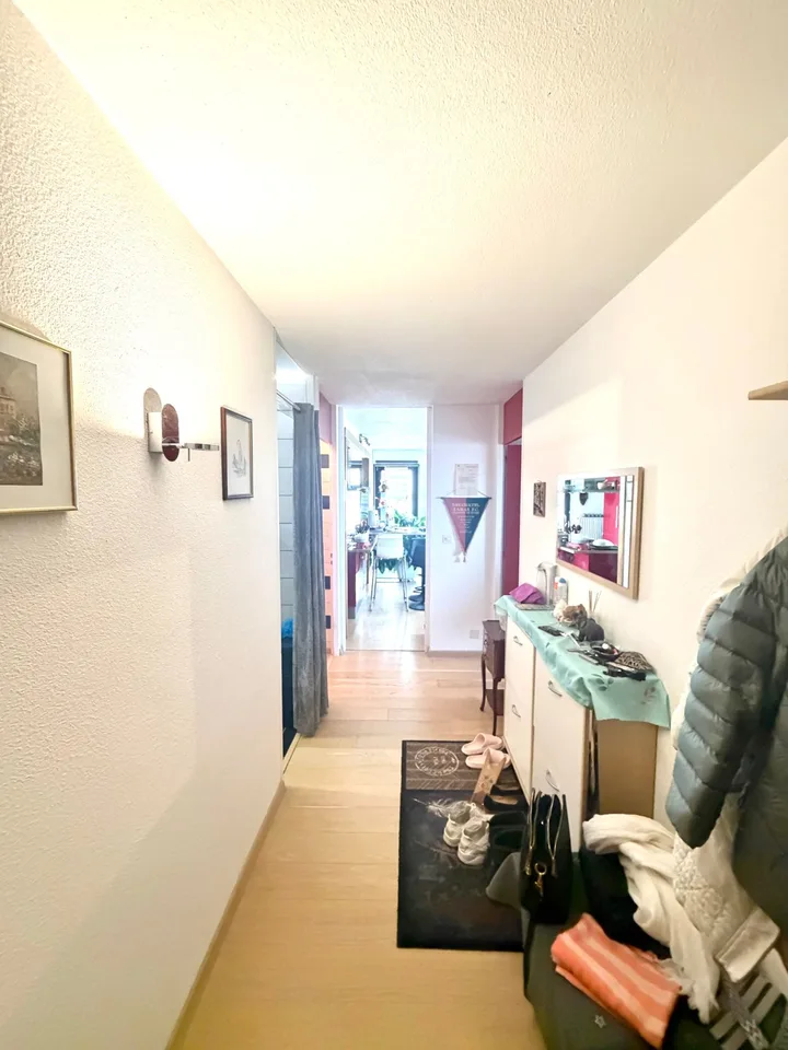 Bell'appartamento di 2,5 locali (76m2) in PPE, situato al 4° piano