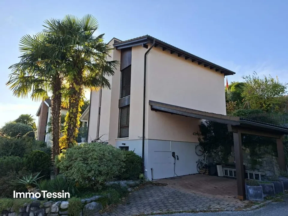 AUCH ZWEITWOHNSITZ: Grosszügige Villa mit traumhafter Seesicht, ruhiger Lage und Nähe zum Golfplatz Lugano-Magliaso