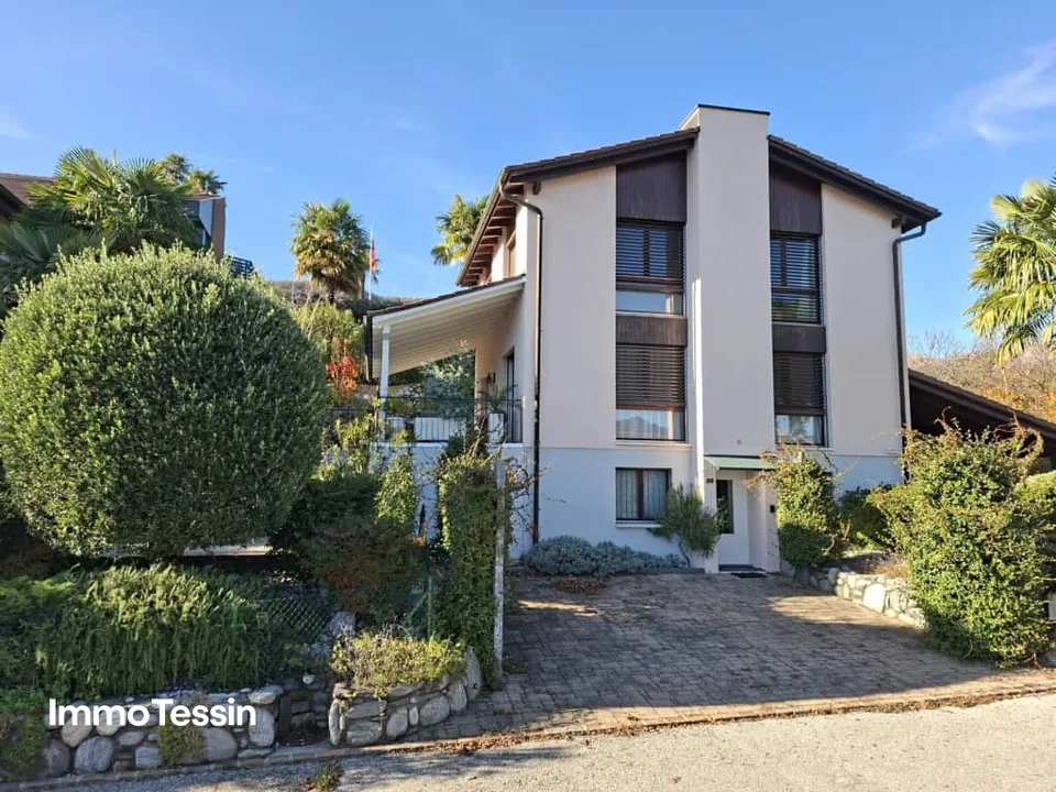 AUCH ZWEITWOHNSITZ: Grosszügige Villa mit traumhafter Seesicht, ruhiger Lage und Nähe zum Golfplatz Lugano-Magliaso