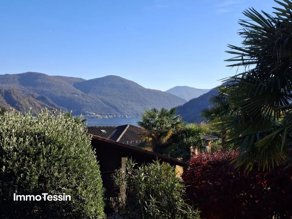 AUCH ZWEITWOHNSITZ: Grosszügige Villa mit traumhafter Seesicht, ruhiger Lage und Nähe zum Golfplatz Lugano-Magliaso