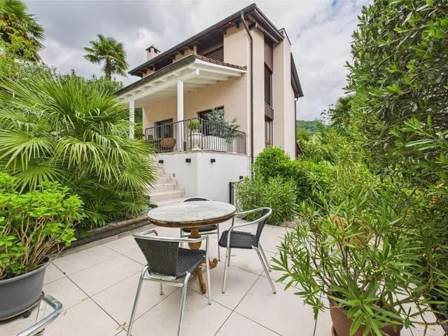 AUCH ZWEITWOHNSITZ: Grosszügige Villa mit traumhafter Seesicht, ruhiger Lage und Nähe zum Golfplatz Lugano-Magliaso
