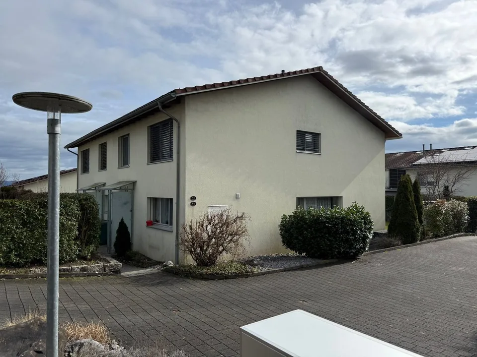 Modernes Doppeleinfamilienhaus in ruhiger Lage von Sins