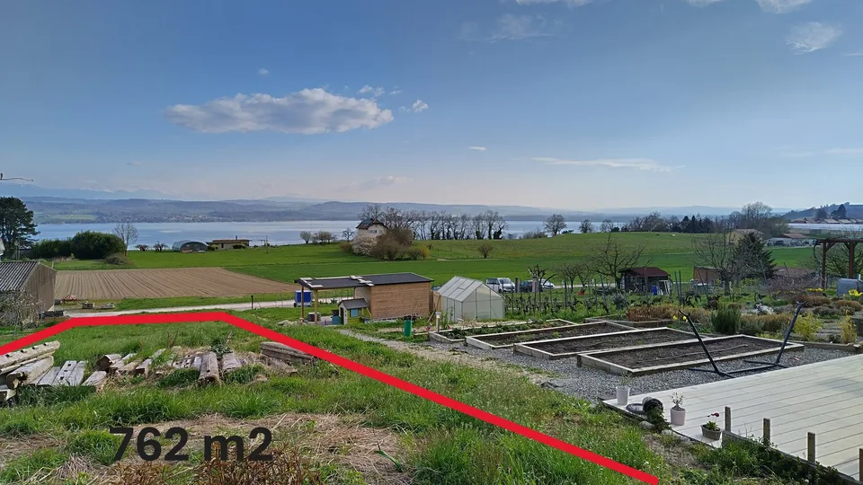 *NUOVO* Casa (FR, Lugnorre) Permesso di costruire in corso, terreno 762 m2, vista sul lago di Morat
