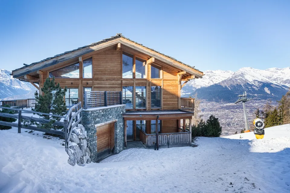 Exquisite Ski Chalet with Breathtaking Mountain Views