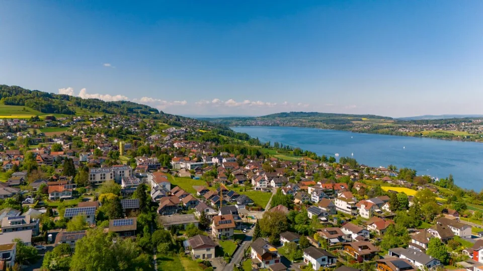 Terreno edificabile in una buona posizione, zona residenziale e commerciale con vista sul lago