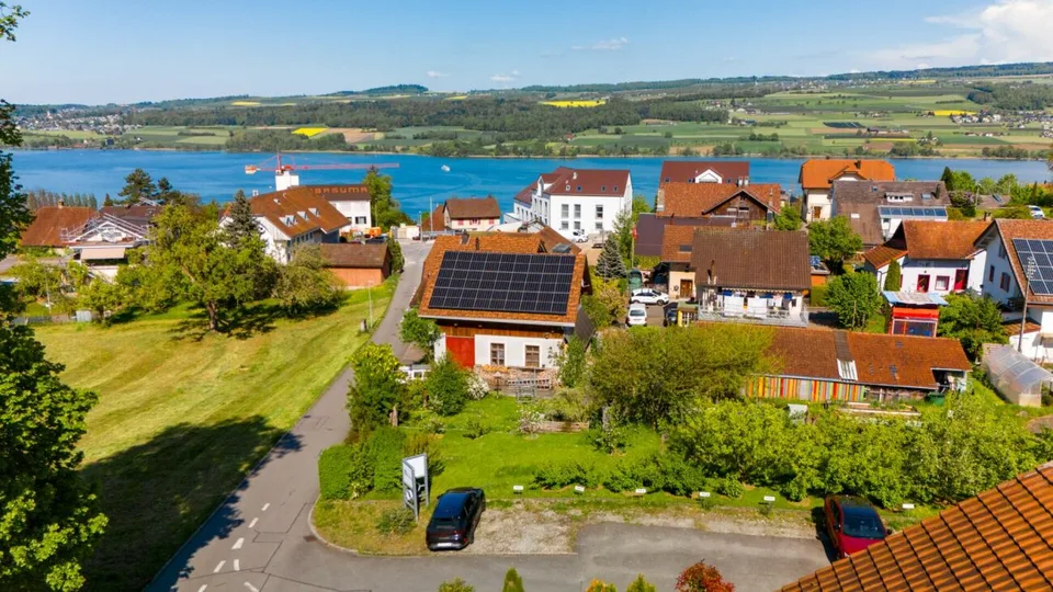 Terreno edificabile in una buona posizione, zona residenziale e commerciale con vista sul lago