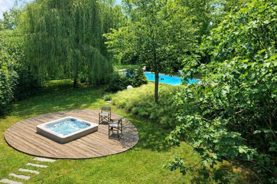 Villa familiale avec vaste terrain arborisé, agrémenté d'une piscine chauffée et jacuzzi