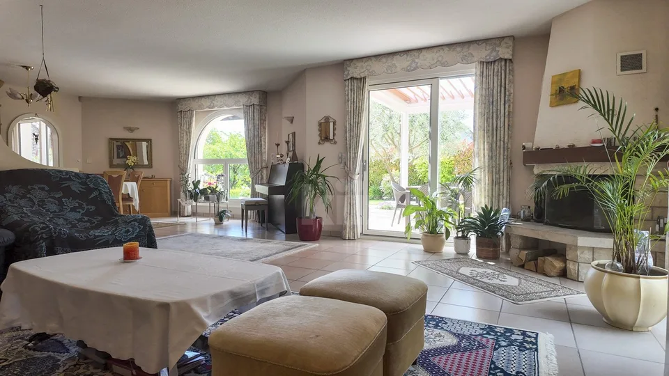 Schönes individuelles Haus mit Garten und Swimmingpool
