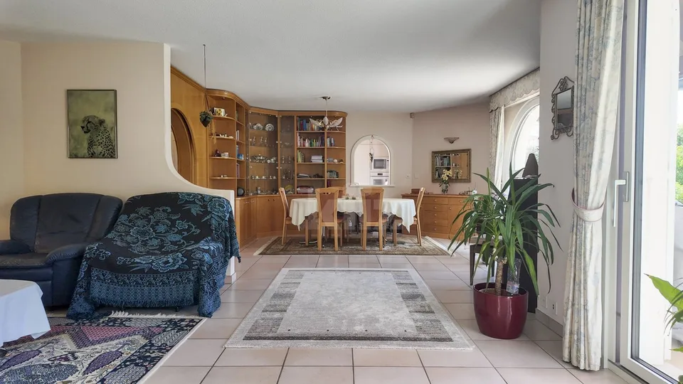 Schönes individuelles Haus mit Garten und Swimmingpool