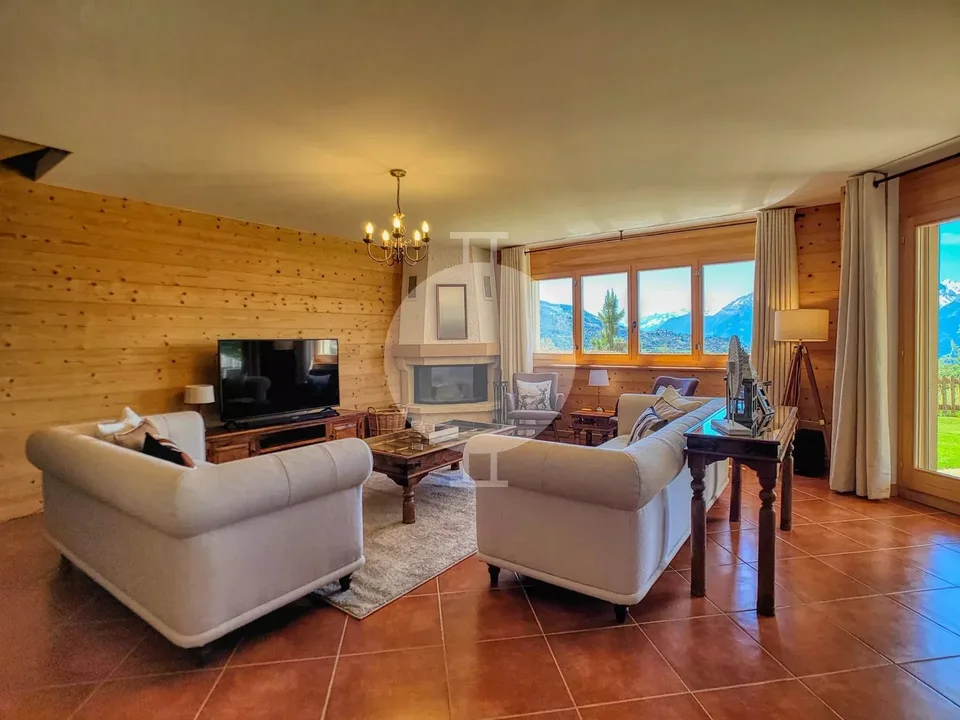 Prachtiges 5.5-Zimmer-Wohnung mit großem Garten und Panoramablick auf die Berge
