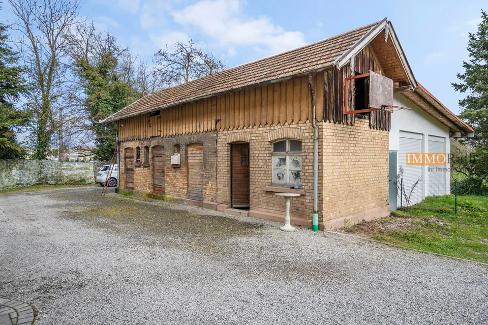 IMMORath.de - Modernisiertes 4-Zimmer-Gartenglück mit Garagen und enor