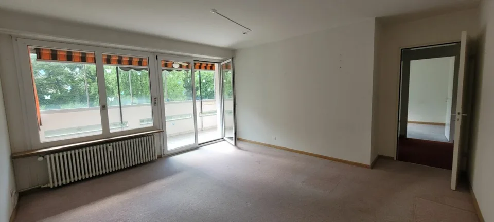 teilsanierte 3.5-Zimmer-Wohnung mit Einstellplatz an ruhiger Lage