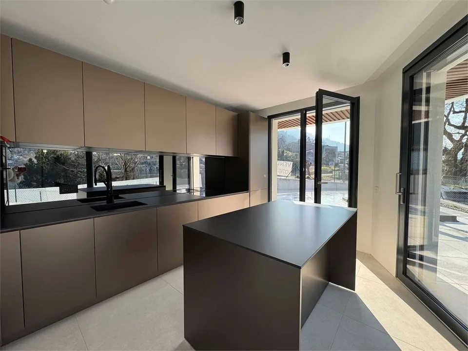 Merveilleuse villa de luxe triplex avec vue sur le lac de 4,5 pièces à Brusino – photo 3 sur 24