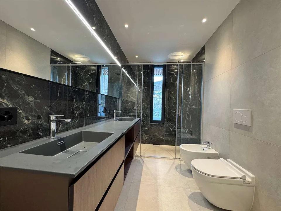 Merveilleuse villa de luxe triplex avec vue sur le lac de 4,5 pièces à Brusino – photo 7 sur 24