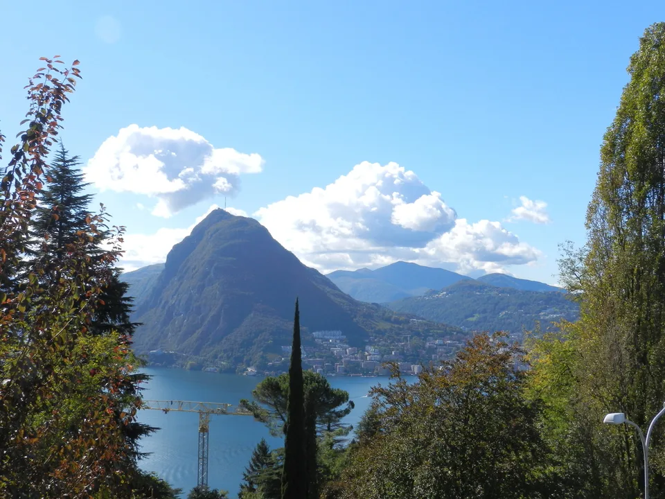 VIGANELLO  Casa  da ristrutturare con terreno edificabile vista lago