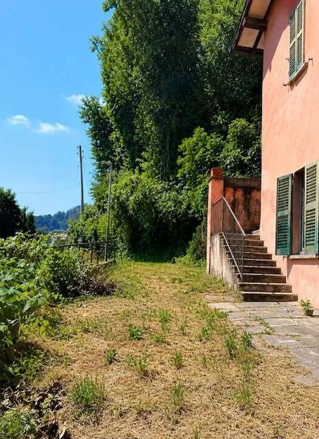 Terrain constructible avec vue sur le lac à Caslano à vendre
