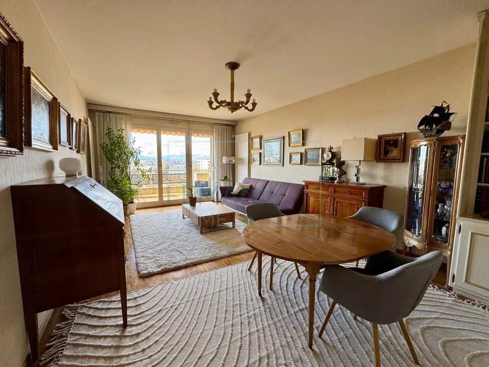Rare in the area: Spacious, bright apartment with terrace just a few minutes from the city center