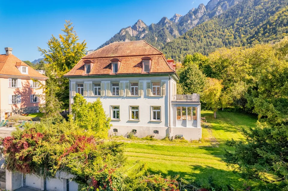 Chur: Repräsentative Villa mit grosser Gartenanlage und Bauland