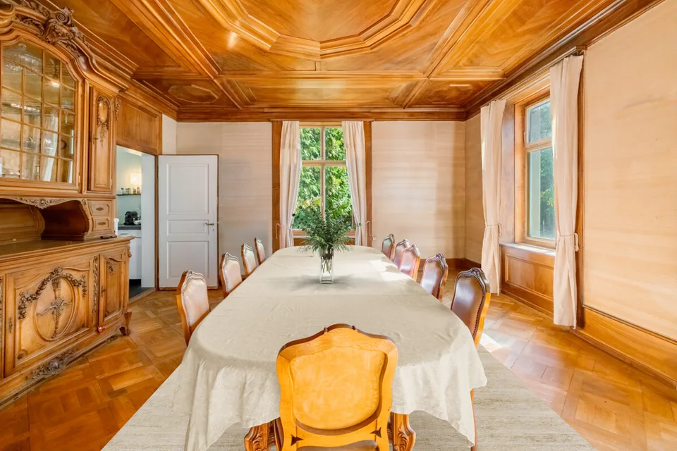 Chur: Repräsentative Villa mit grosser Gartenanlage und Bauland