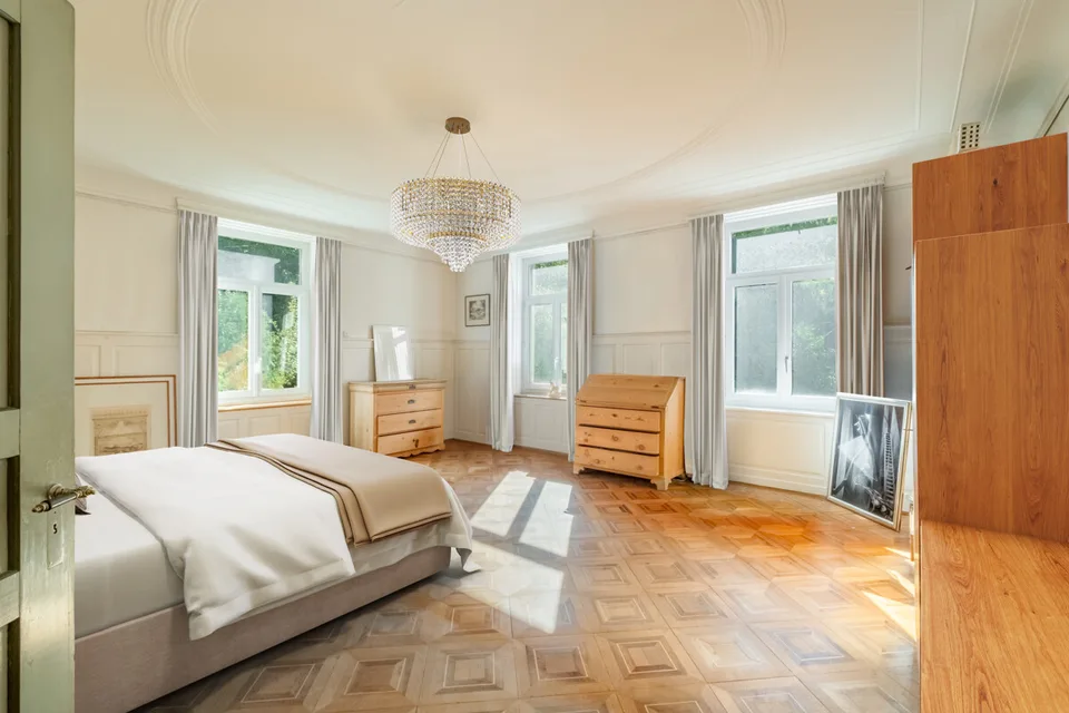 Chur: Repräsentative Villa mit grosser Gartenanlage und Bauland
