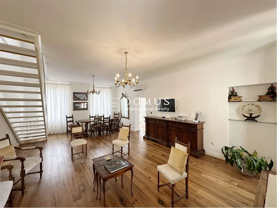 Dachgeschoß-Duplex im pulsierenden Herzen der Stadt