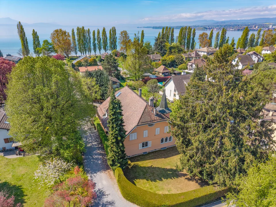 Proprietà eccezionale con volumi spettacolari, a 1 minuto dal lago!